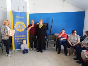 A résztvevők jobb oldalon látszanak, előttük az előadók