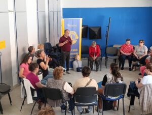 Pár résztvevő látszik és az előadó orvos előttük