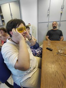 Egyesületünk egyik munkatársa felpróbálja a sárga fényszűrős szemüveget