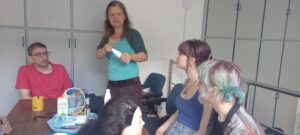 Egy résztvevő a hajápolót mutatja meg egy másiknak