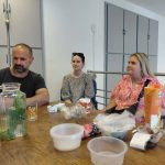 Két egyesületi tagunk és egy főiskolai hallgató, várják a készülő koktélt