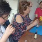 Két résztvevő a különféle jótékony hatású olajokat vizsgálgatják