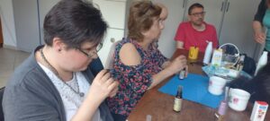 Két résztvevő a különféle jótékony hatású olajokat vizsgálgatják