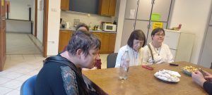 A januári rehab klub további résztvevői, Csák Attila a klub vezetője nem látszik, az asztalon a sütemény és a témaszemléltetéshez egy okostelefon