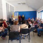 A rehabilitációs klubon a résztvevők figyelik az elsősegélynyújtásról tartott előadást