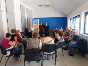 A rehabilitációs klubon a résztvevők figyelik az elsősegélynyújtásról tartott előadást