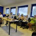 A résztvevők egyik fele figyeli az előadót