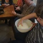 A tagok kézzel megfogdossák a tésztát, hogy megtapasztalják, milyen ha jó a tészta állaga