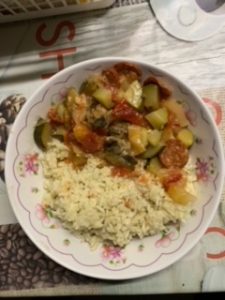 Cukkinipörkölt májjal, kis füstölt kolbásszal és rizzsel