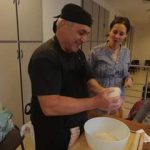 Maurizio gyűrja a tésztát