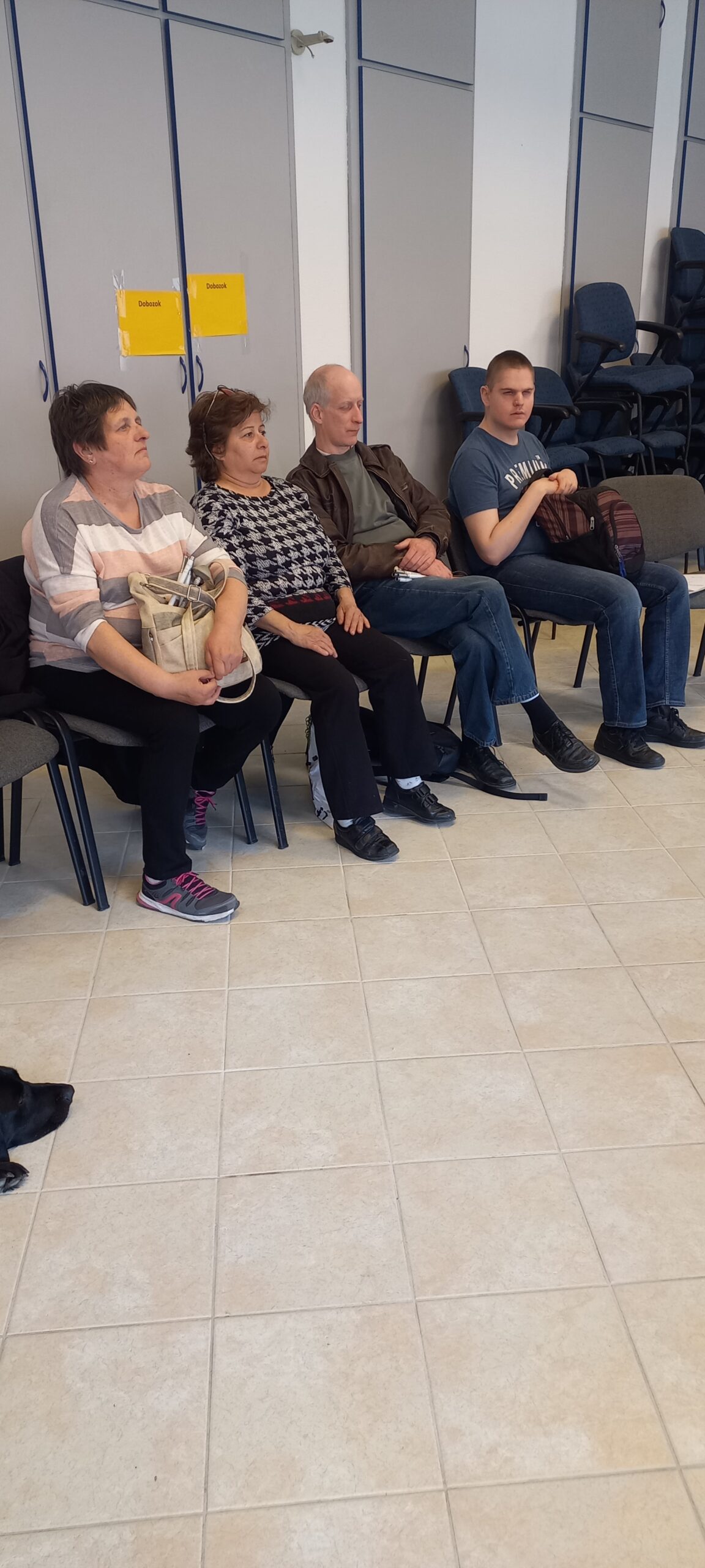 Négyen figyelik mi lesz a feladat