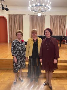 Sass Kortsák Edina Széchényi Lions Klub elnök, Királyhidi Dorottya és a műsorvezető